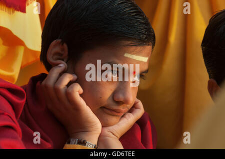 Nicht identifizierte junge Novizin auf Ganga Aarti Zeremonie im Parmarth Niketan Ashram bei Sonnenuntergang. Rishikesh Stockfoto