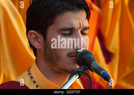 Nicht identifizierte junge Novizin auf Ganga Aarti Zeremonie im Parmarth Niketan Ashram bei Sonnenuntergang. Rishikesh Stockfoto