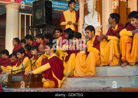 Nicht identifizierte junge Novizen auf Ganga Aarti Zeremonie im Parmarth Niketan Ashram bei Sonnenuntergang. Rishik Stockfoto