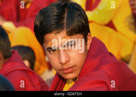 Nicht identifizierte junge Novizin auf Ganga Aarti Zeremonie im Parmarth Niketan Ashram bei Sonnenuntergang. Rishike Stockfoto