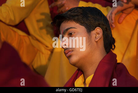 Nicht identifizierte junge Novizin auf Ganga Aarti Zeremonie im Parmarth Niketan Ashram bei Sonnenuntergang Stockfoto