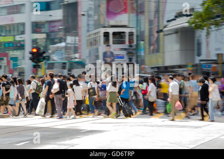 Fußgänger im Business District von Hong Kong Stockfoto