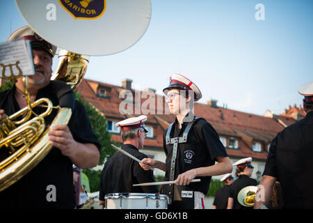 Marching Band KUD Pošta Maribor durchführen in den Straßen von Maribor am Festival Lent, Maribor, Slowenien, 2016 Stockfoto