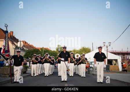 Marching Band KUD Pošta Maribor durchführen in den Straßen von Maribor am Festival Lent, Maribor, Slowenien, 2016 Stockfoto