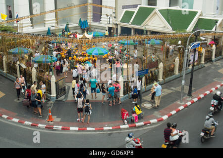 der Erawan-Schrein am Siam Square in der Stadt von Bangkok in Thailand in Südostasien. Stockfoto