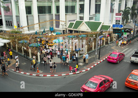 der Erawan-Schrein am Siam Square in der Stadt von Bangkok in Thailand in Südostasien. Stockfoto