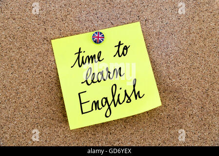 Gelbes Papier-Schuldbrief angeheftet auf Pinnwand mit Großbritannien Flagge Reißzwecke, geschriebener Text Zeit, Learn English, British Business-Konzept Stockfoto
