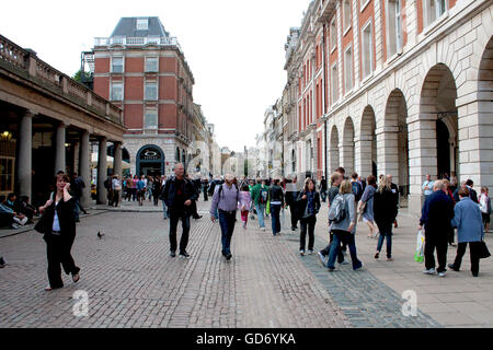 LONDON, UK - 14. August 2010: Unbekannter Herde von Touristen zu Fuß Aound Covent Garten Stockfoto