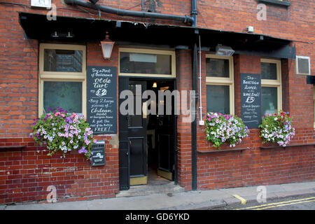 LONDON, UK - 14. August 2010: typische Londoner Taverne Eingang und Architektur Stockfoto