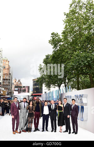 (links nach rechts) Zachary Quinto, Karl Urban, Sofia Boutella, Idris Elba, Regisseur Justin Lin, Simon Pegg, Lydia Wilson, Chris Pine und John Cho Teilnahme an der Premiere von Star Trek Beyond statt im Empire in Leicester Square in London. Stockfoto