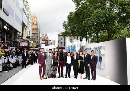 (links nach rechts) Zachary Quinto, Karl Urban, Sofia Boutella, Idris Elba, Regisseur Justin Lin, Simon Pegg, Lydia Wilson, Chris Pine und John Cho Teilnahme an der Premiere von Star Trek Beyond statt im Empire in Leicester Square in London. Stockfoto