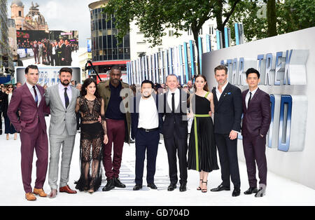 (links nach rechts) Zachary Quinto, Karl Urban, Sofia Boutella, Idris Elba, Regisseur Justin Lin, Simon Pegg, Lydia Wilson, Chris Pine und John Cho Teilnahme an der Premiere von Star Trek Beyond statt im Empire in Leicester Square in London. Stockfoto