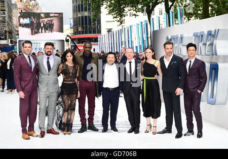 (links nach rechts) Zachary Quinto, Karl Urban, Sofia Boutella, Idris Elba, Regisseur Justin Lin, Simon Pegg, Lydia Wilson, Chris Pine und John Cho Teilnahme an der Premiere von Star Trek Beyond statt im Empire in Leicester Square in London. Stockfoto