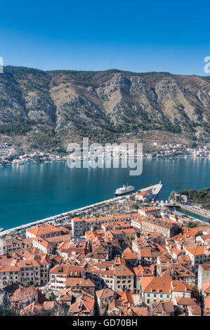 Blick auf die Altstadt von Kotor (Stari Grad) von St. John-Festung und die Stadtmauern. Kotor ist eine alte Hafenstadt in eines der Stockfoto