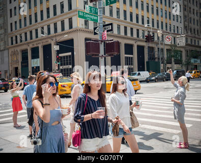 Die stilvolle und die altbacken huldigen Bill Cunningham und Anzeigen der temporären Schild an der Ecke der 57th Street und Fifth Avenue die Straßenecke zu Ehren des legendären street-Fashion-Fotograf, gesehen auf Mittwoch, 6. Juli 2016 benennt. 87 - jährige Cunningham, bekannt für seine Fotografien von Streetfashion, starb am 25 Juni. (© Richard B. Levine) Stockfoto