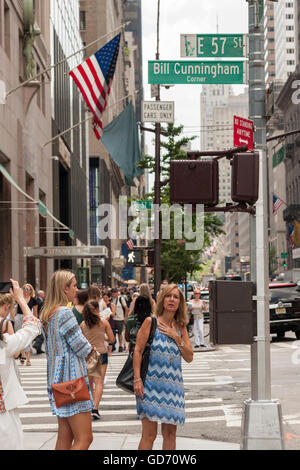 Die stilvolle und die altbacken huldigen Bill Cunningham und Anzeigen der temporären Schild an der Ecke der 57th Street und Fifth Avenue die Straßenecke zu Ehren des legendären street-Fashion-Fotograf, gesehen auf Mittwoch, 6. Juli 2016 benennt. 87 - jährige Cunningham, bekannt für seine Fotografien von Streetfashion, starb am 25 Juni. (© Richard B. Levine) Stockfoto