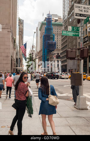 Die stilvolle und die altbacken huldigen Bill Cunningham und Anzeigen der temporären Schild an der Ecke der 57th Street und Fifth Avenue die Straßenecke zu Ehren des legendären street-Fashion-Fotograf, gesehen auf Mittwoch, 6. Juli 2016 benennt. 87 - jährige Cunningham, bekannt für seine Fotografien von Streetfashion, starb am 25 Juni. (© Richard B. Levine) Stockfoto