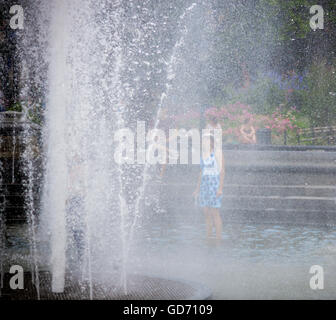 New Yorker und Besucher genießen das Mikroklima am Brunnen im Washington Square Park in Greenwich Village in New York auf Donnerstag, 7. Juli 2016 erstellt. Temperaturen werden voraussichtlich in den hohen 90er Jahren F für den zweiten Tag heute und morgen sein. Drei 90 Grad oder über Tage hintereinander ist offiziell eine Hitzewelle. (© Richard B. Levine) Stockfoto