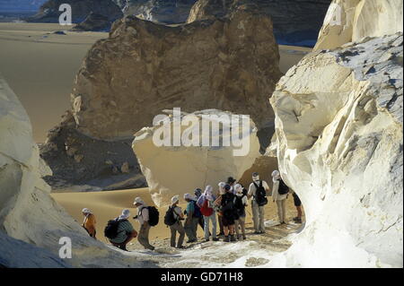 Touristen in die Landschaft und Natur in der weißen Wüste in der Nähe von Dorf Farafra in der lybischen oder westlichen Wüste von Ägypten in Stockfoto