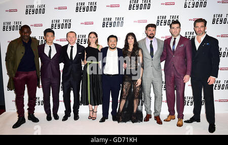 (links nach rechts) Idris Elba, John Cho, Simon Pegg, Lydia Wilson, Regisseur Justin Lin, Sofia Boutella, Chris Pine, Karl Urban und Zachary Quinto Teilnahme an der Premiere von Star Trek Beyond statt im Empire in Leicester Square in London. Stockfoto