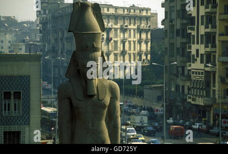 der Ramses-Statue auf dem Ramses-Platz in Kairo die Hauptstadt von Ägypten in Nordafrika Stockfoto