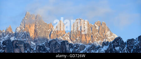 Croda da Lago & LaStone di Formin Bergkette vom Passo di Giau in warmen Nachmittag Licht, Spazierengehen gesehen Stockfoto