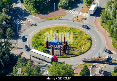 Luftaufnahme, LKW am Kreisverkehr Kohlenstraße Heussnerstraße Oberre Stahl-Industrie mit Halla Stahlskulptur, Bochum, Stockfoto