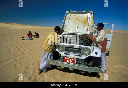 ein Auto Defekt in den Sanddünen in der Nähe der Oase und Dorf von Siwa in der lybischen oder westlichen Wüste von Ägypten in Nordafrika Stockfoto