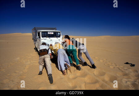 ein Auto Defekt in den Sanddünen in der Nähe der Oase und Dorf von Siwa in der lybischen oder westlichen Wüste von Ägypten in Nordafrika Stockfoto
