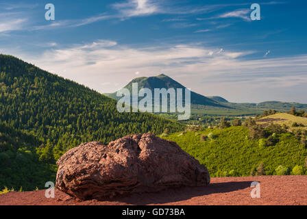 Blick Richtung Vulkan Puy de Dome von Vulkan Puy De La Vache Auvergne mit großen Basalt vulkanische Bombe im Vordergrund Stockfoto