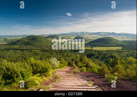 Blick nach Süden entlang der Chaine des Puys von Puy De La Vache Vulkan, Auvergne, mit steilen Treppenweg im Vordergrund Stockfoto