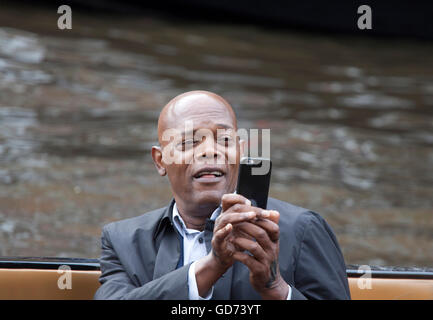 AMSTERDAM, NIEDERLANDE, 10. JULI 2016; Berühmte Schauspieler Samuel L Jackson in einem großen Schnellboot während der Dreharbeiten sein neuestes Stockfoto