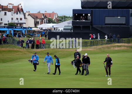 Profi-Golfer Phil Mickelson geht auf das 18. Fairway in Royal Troon, Schottland während einer Proberunde für 2016 Open. Stockfoto