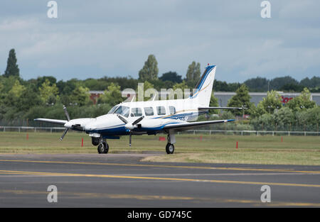 Farnborough, Hampshire, UK. 11. Juli 2016. Die Farnborough International Trade Airshow, Piper PA-31 Navajo landen. Stockfoto