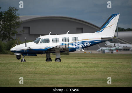 Farnborough, Hampshire, UK. 11. Juli 2016. Die Farnborough International Trade Airshow, Piper PA-31 Navajo-Start. Stockfoto