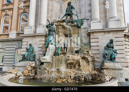 Matthias-Brunnen im Nordwesten Hof des Königspalastes, historische Wahrzeichen in Budapest, Ungarn. Stockfoto