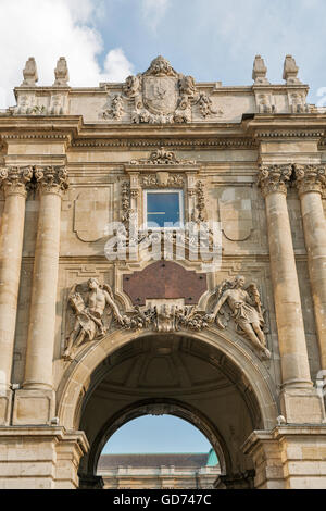 Schloss Hoftor im Königspalast von Budapest, Ungarn. Stockfoto