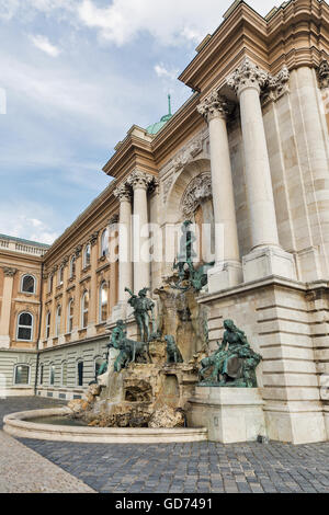 Matthias-Brunnen im Nordwesten Hof des Königspalastes, historische Wahrzeichen in Budapest, Ungarn. Stockfoto