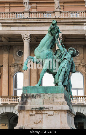 Die Statue der Csikos, ungarische Pferd Wrangler in der Gerichtshof der Budaer Burg in Budapest Ungarn. Statue Lofekezo durch Vastagh Györ Stockfoto