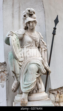 Alte Frau Krieger Statue auf Säule der Heiligen Dreifaltigkeit auf Trinity Vorplatz Matyas Kirche, Budaer Burg Bereich, Budapest, Hun Stockfoto