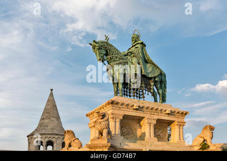 Statue des Heiligen Stephan i. - der erste König von Ungarn vor Fischerbastei am Budaer Burg in Budapest, Ungarn. Stockfoto