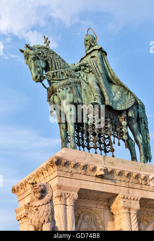 Statue des Heiligen Stephan i. - der erste König von Ungarn vor Fischerbastei am Budaer Burg in Budapest, Ungarn. Stockfoto