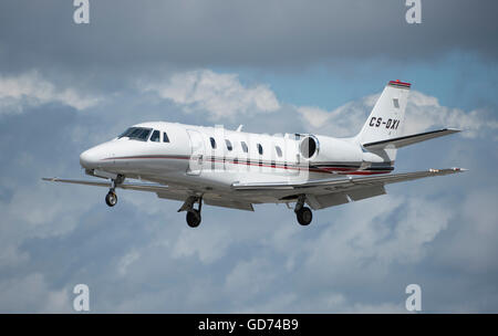 Farnborough, Hampshire, UK. 11. Juli 2016. Cessna 560XL Citation landet auf der Farnborough International Trade Airshow. Stockfoto