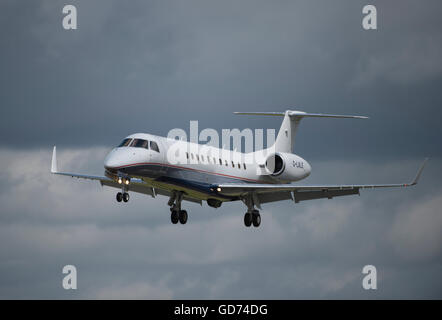 Farnborough, Hampshire, UK. 11. Juli 2016. Embraer EMB 135BJ Legacy landet auf der Farnborough International Trade Airshow. Stockfoto