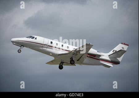 Farnborough, Hampshire, UK. 11. Juli 2016. Cessna 560XL Citation Abflug auf der Farnborough International Trade Airshow. Stockfoto