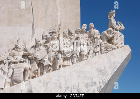 Denkmäler. Das Denkmal der Entdeckungen in Belém feiert die großen Helden der portugiesischen Zeitalter der Erforschung und Entdeckung. Lissabon, Portugal. Stockfoto