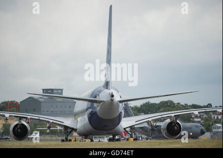 Farnborough, Hampshire, UK. 11. Juli 2016. Farnborough International Trade Airshow, eine Demonstration des Airbus A380 Stockfoto