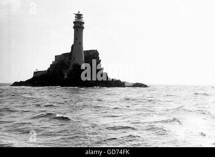 AJAX-NEWS-FOTOS. 1977. FASTNET ROCK, IRLAND.  IMPOSANTE GEBÄUDE DES GROßEN LEUCHTTURMS AUF FASTNET FELSEN VOR SÜDIRLAND UND DREHEN MARK FÜR DAS BERÜHMTE OCEAN YACHT RACE.  FOTO: JONATHAN EASTLAND/AJAX REF; LTH FASTNET 1977 Stockfoto