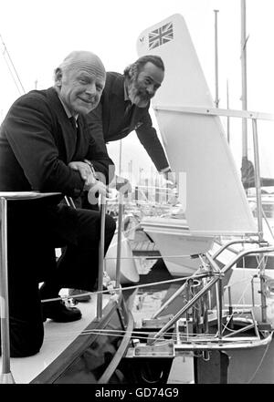 AJAXNETPHOTO. 1976. SWANWICK, ENGLAND. (R-L) ANGUS PRIMROSE (MIT BART) UND BLONDIE HASLER AUF DEMON DEMO, EINER MOODY 33 YACHT, DIE PRIMROSE IM TRANSATLANTISCHEN EINHANDRENNEN MIT HASLERS SELBSTLENKGETRIEBE ANTRETEN WIRD. FOTO: JONATHAN EASTLAND/AJAX REF:HDD:()PEO HASLER PRIMROSE 1976 Stockfoto