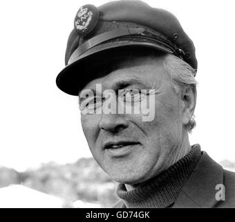 AJAX-NEWS-FOTOS. 20. OKTOBER 1972. KRISTIANSAND, NORWEGEN. SCHIFFBAUINGENIEUR JAN LINGE, DESIGNER DES KIELS BOOT RACER SOLING. AUCH MEKLING UND GLÜCKSSPIEL.   FOTO: JONATHAN EASTLAND/AJAX REF: PEO LINGE JAN 1972 HINWEIS: WÄHREND DES ZWEITEN WELTKRIEGS, LINGE WAR MITGLIED DER NORWEGISCHEN WIDERSTAND, FLUCHT AUS NORWEGEN MITTEN IM KRIEG DURCH SCHMUGGEL VON SICH SELBST UND ANDERE LANDSLEUTE AUF EINEM NEUTRALEN FRACHTER UND ÜBERTRAGEN AUF SEE AN EINES DER UMGEBAUTEN BRITISCHEN MGB-BOOTE ALS BLOCKADE RUNNER MIT KUGELLAGER AUS SCHWEDEN, DEM VEREINIGTEN KÖNIGREICH VERWENDET WIRD. NACHKRIEGSZEIT ZURÜCK NACH NORWEGEN, LEBEN AUF EINER INSEL IN DER NÄHE VON KRIST Stockfoto